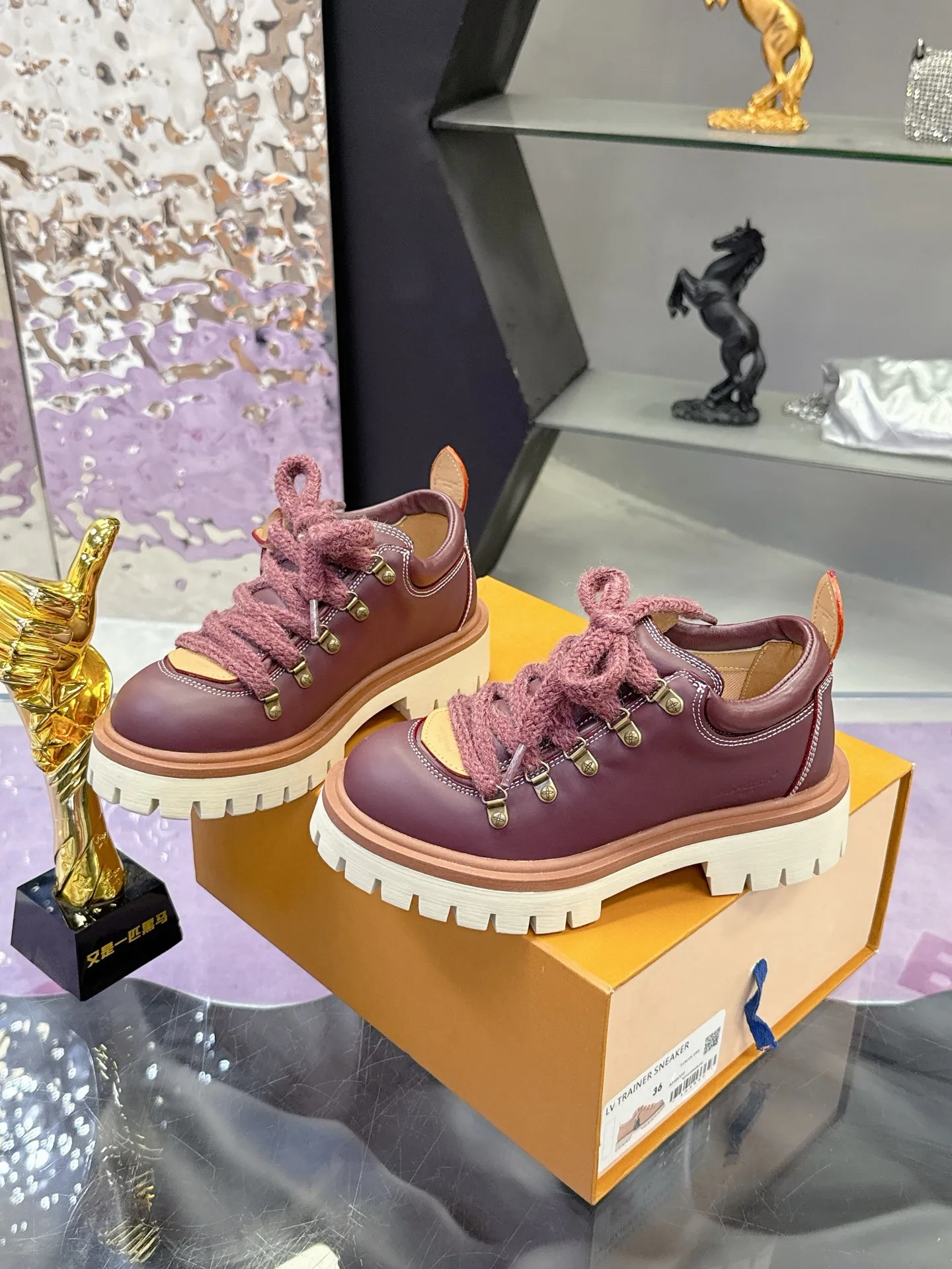 Factory price: 700💰 LV | Louis Vuitton 🧡💚2025 autumn and winter new style, top version ⚠️ The counter features the latest LV REMIX lace-up mountaineering derby shoes, new hard goods 🆕 ❥BS purchasing level! Full of high-end feel! A popular model among bloggers at home and abroad, it’s retro and fashionable, and looks stunning on your feet! Mainly recommended model on the official website★ ▪️Upper: top-quality first-layer cowhide ▪️Inner lining: imported sheepskin ▪️Outsole: original molded T men's shoes 💰U anti-slip outsole ▪️Sole height: 3.5cm ▪️Shoe size: Female 35-41 (41 customized, non-refundable) Male 39-45 (46 customized, non-refundable)